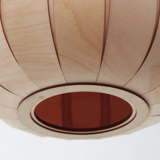 Tangerine details of the lamp. Two layers of thin wooden stripes cover the bulb. Lamp creates beautiful ambient atmosphere. |
Details der Lampe. Zwei Schichten dünner Holzstreifen bedecken die Glühbirne. Lampe schafft schöne Umgebungsatmosphäre.